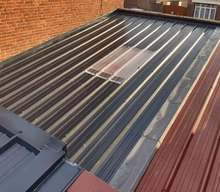 Installation de panneaux sandwich pour toitures à Vermelles